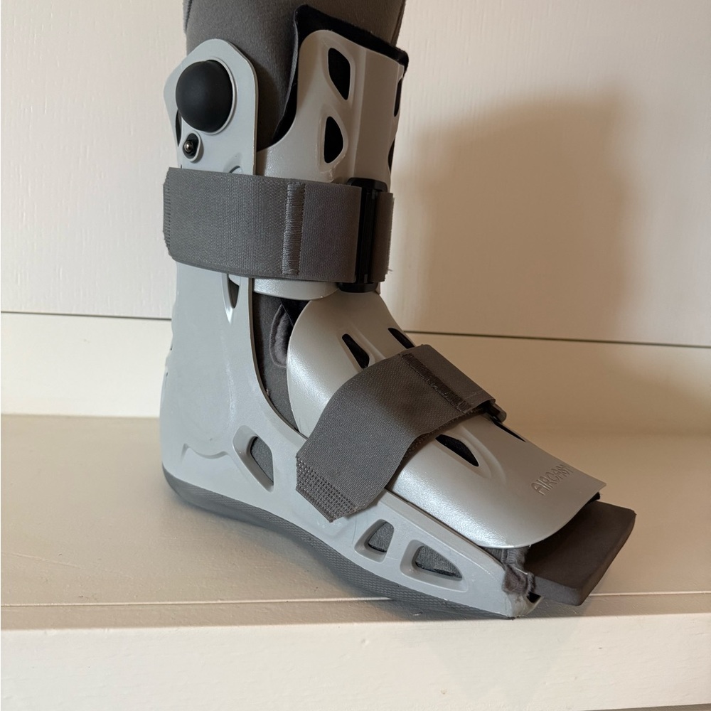 Aircast air select short walking boot- right adult medium - used but functional